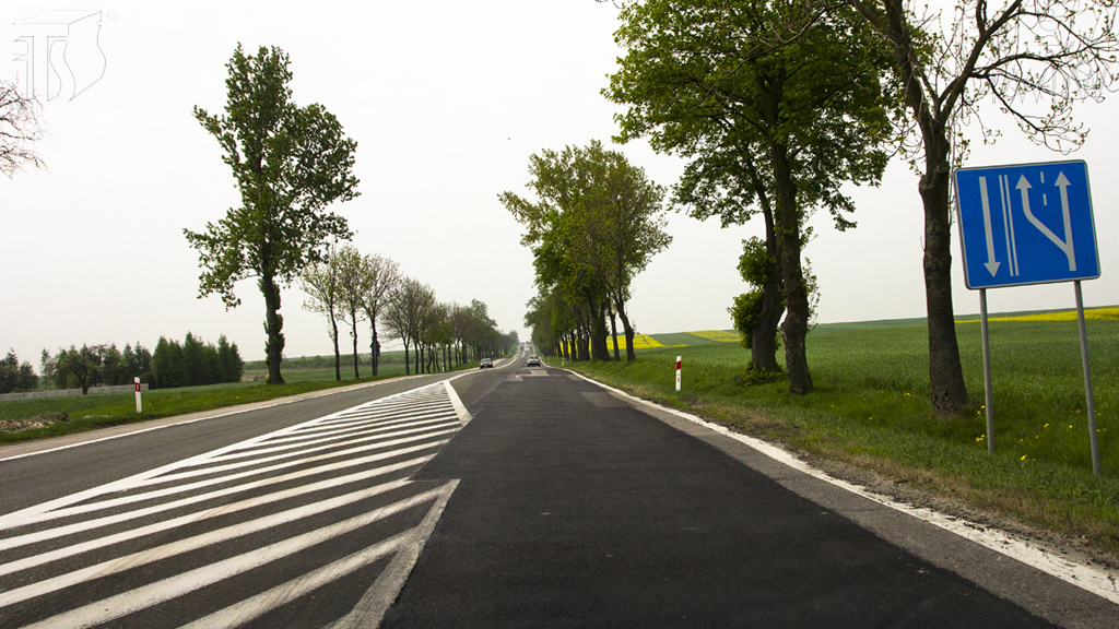 Are you obliged in this situation to take the left lane beyond this sign?