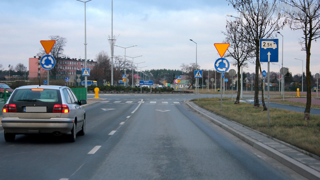 When entering the visible roundabout, do you have priority in relations to traffic users who are already in the intersection?