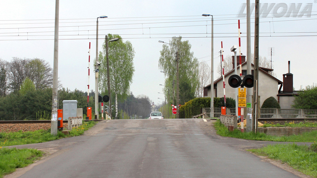 Are you permitted, in this situation to enter the level crossing only after making sure that no rail vehicle is approaching?