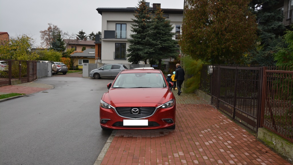 Soll in der Situation der Fahrer voraussehen, dass hinter dem Fahrzeug ein Kind plötzlich auf die Straße laufen kann?