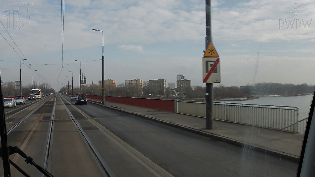 Does the warning sign "frosty road" oblige the tram driver to exercise particular caution?