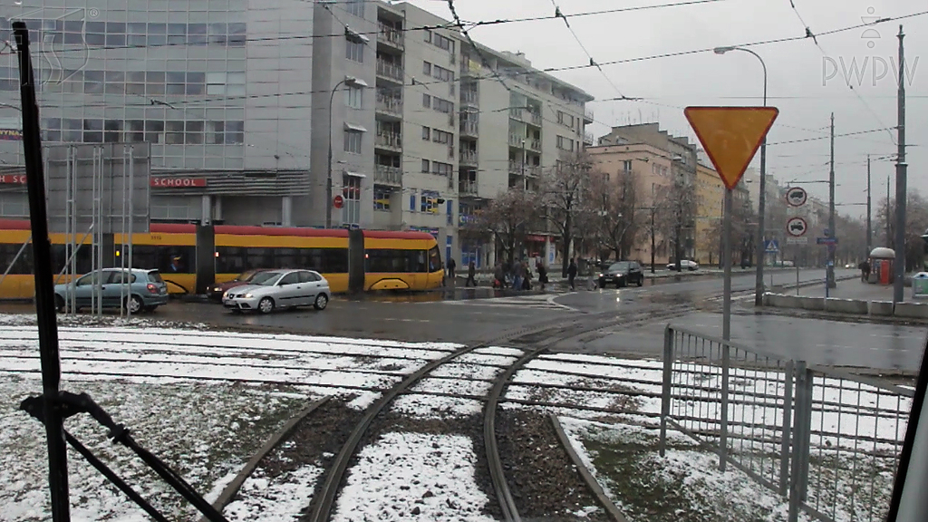 Sollen Sie hinter diesem Zeichen die Vorfahrt auch denjenigen Fahrzeugen gewähren, die auf der Straße von rechts kommen würden?