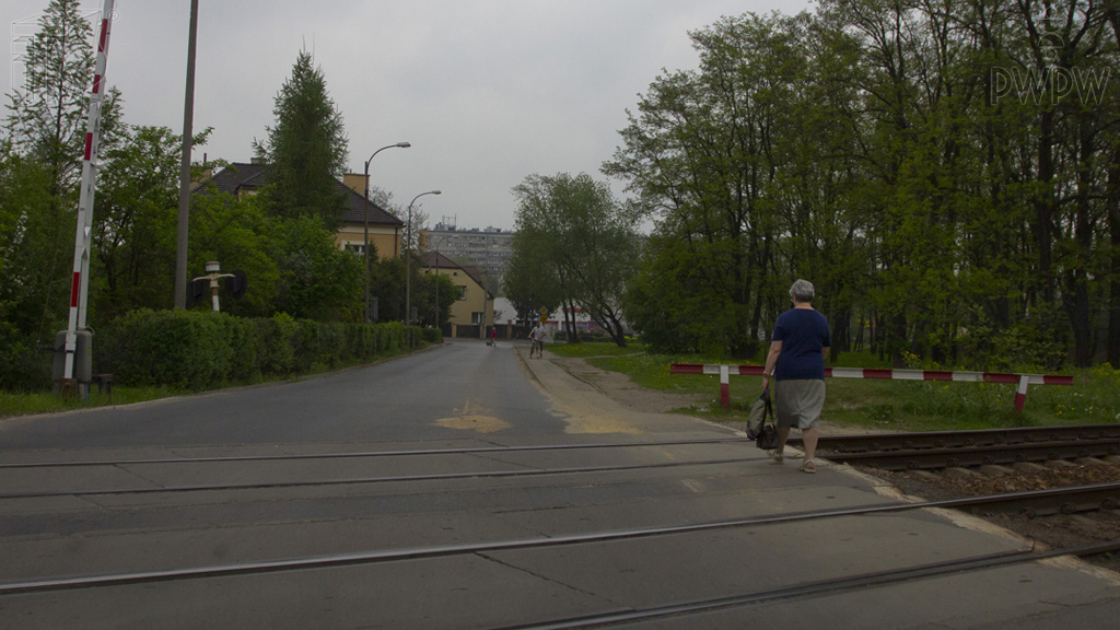 Dürfen Sie direkt hinter diesem Bahnübergang anhalten, um einen Passagier abzusetzen?