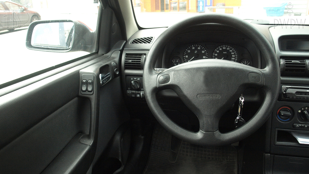 Welche Sitzposition hinter dem Lenkrad wird den sog. Toter-Winkel-Effekt in den Spiegeln vermindern?