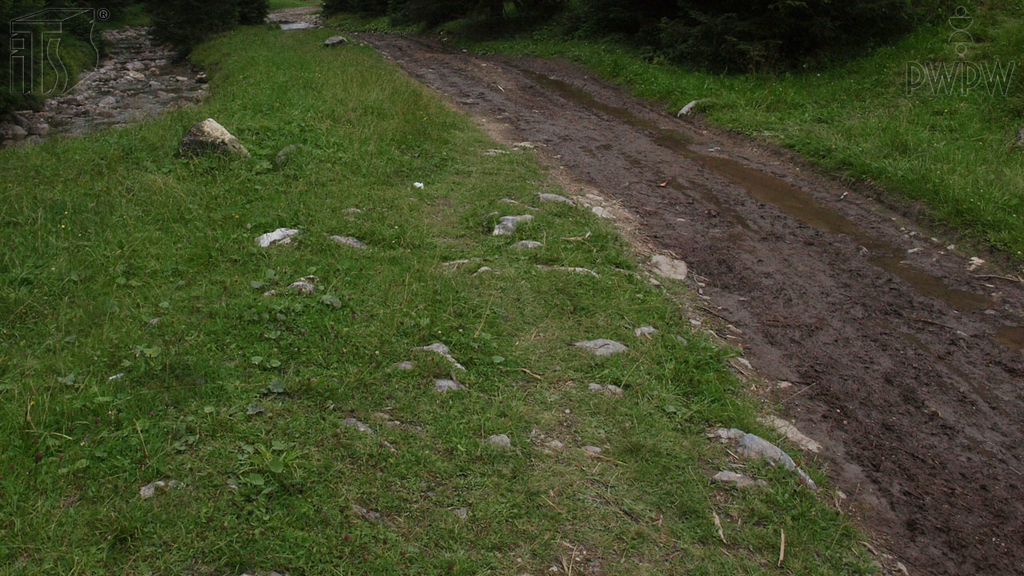 Welche Körperstellung sollen Sie halten, während Sie mit einem vierrädrigen Kraftfahrzeug eine Anhöhe hinauffahren?