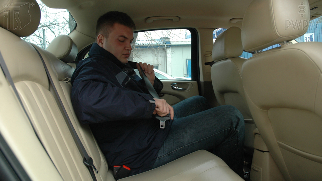 Ist der volljährige Mitfahrer eines Pkw, der auf dem Hintersitz befördert wird, verpflichtet, den Sicherheitsgurt zu benutzen?