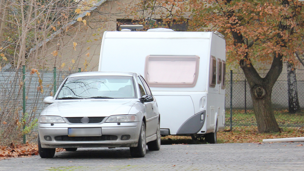 What is the maximum length of a combination vehicle consisting of a passenger car and a caravan?