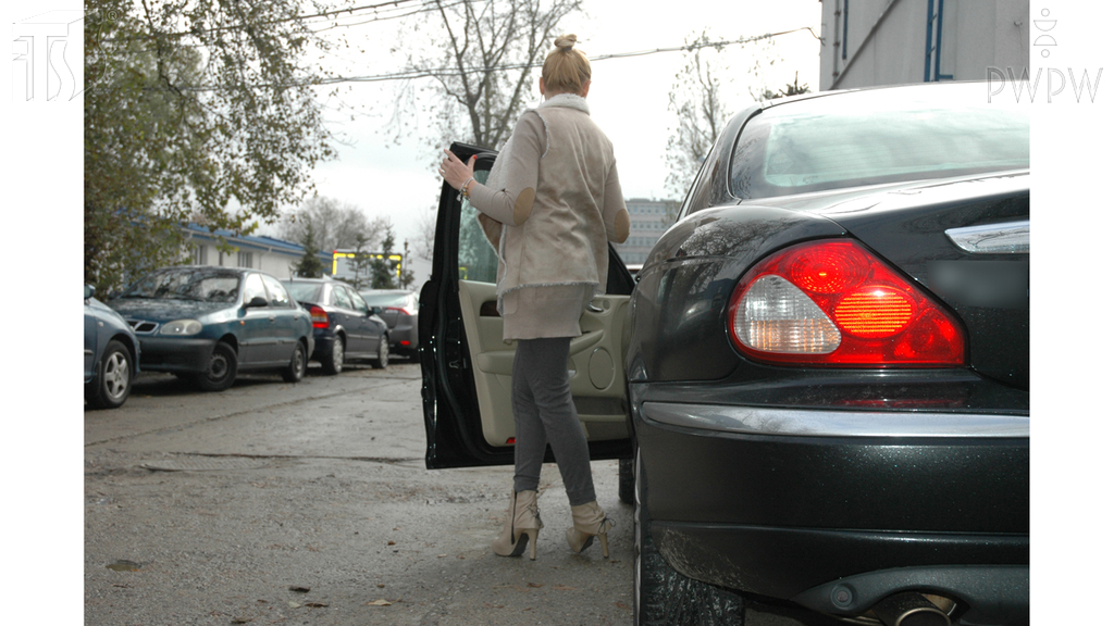 Is it permitted to move away from the car when the engine is running?