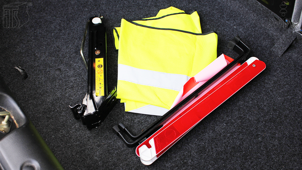 Який із наведених предметів є обов’язковим у кожному легковому автомобілі?