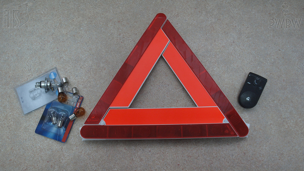 Який із наведених предметів є обов’язковим у кожному легковому автомобілі?