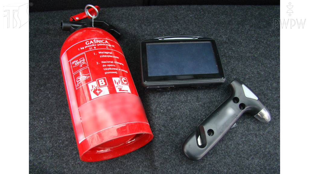 Який із наведених предметів є обов’язковим у кожному легковому автомобілі?