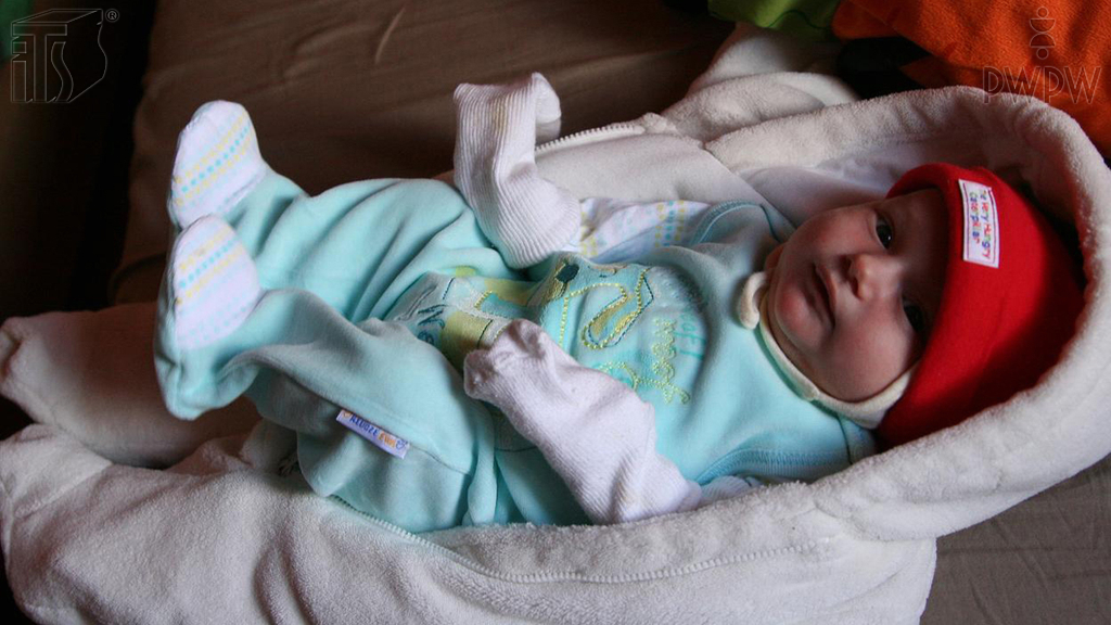 Wie wird es empfohlen, einen Neugeborenen mit einem Pkw zu befördern?