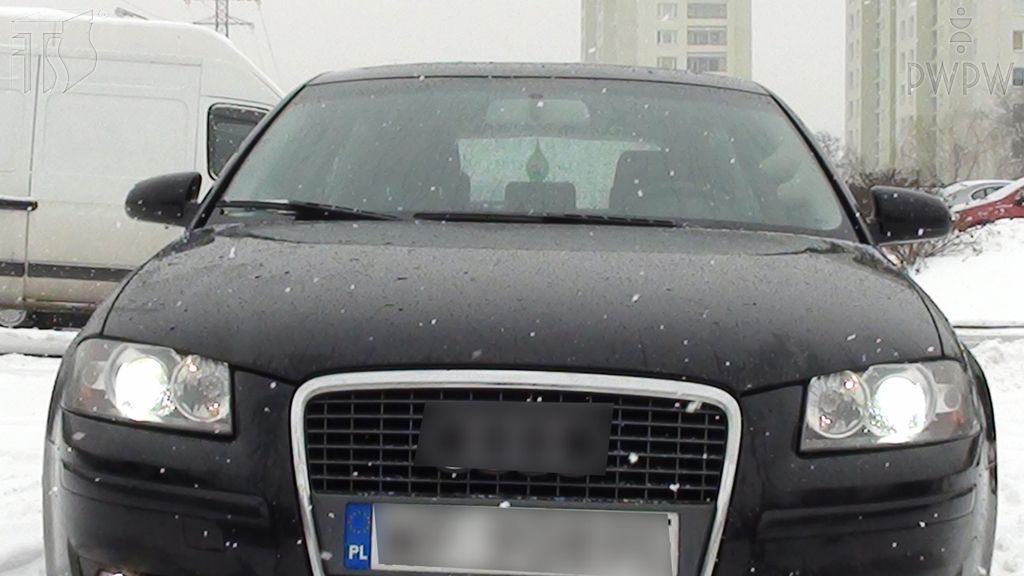 How should low-beam lights be aimed in a motor vehicle?