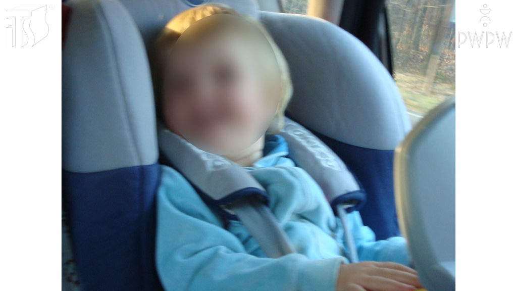 Was ist als Erstes zu tun, wenn sich ein im Kindersitz angeschnallte Kind am Essen verschluckt hat?