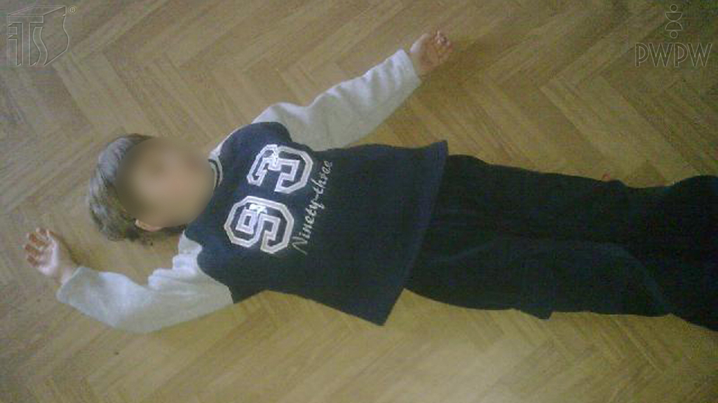 Як одному рятувальнику правильно розпочати серцево-легеневу реанімацію маленької дитини (дошкільного віку), у якої раптово зупинилося серце?