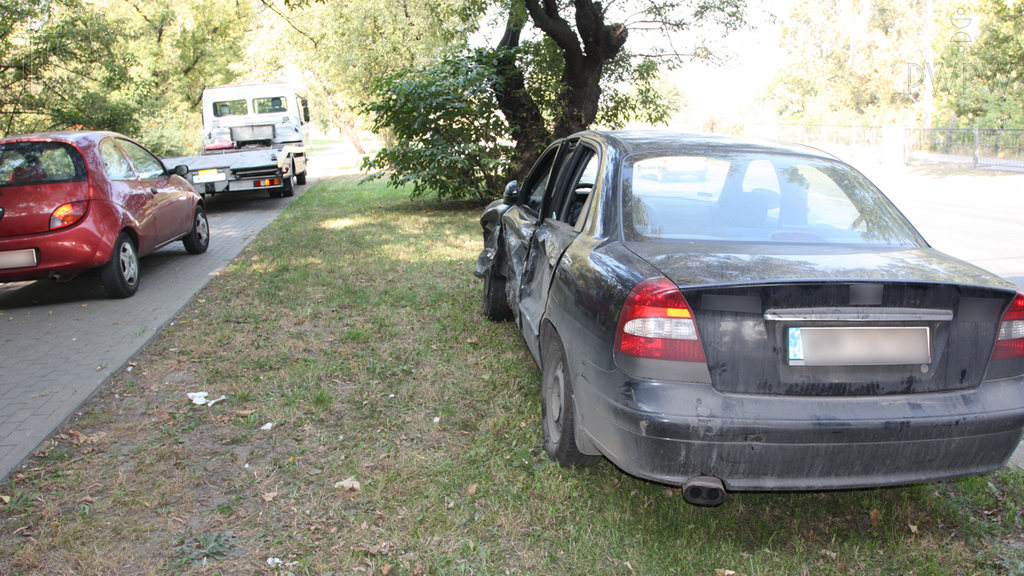 Which of the following actions apply to drivers involved in a motor vehicle accident in which there are no fatalities or victims?