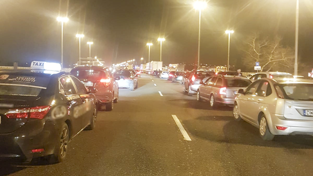 Are you allowed to drive within "emergency corridor" created by other drivers, if you are driving a single-track vehicle?