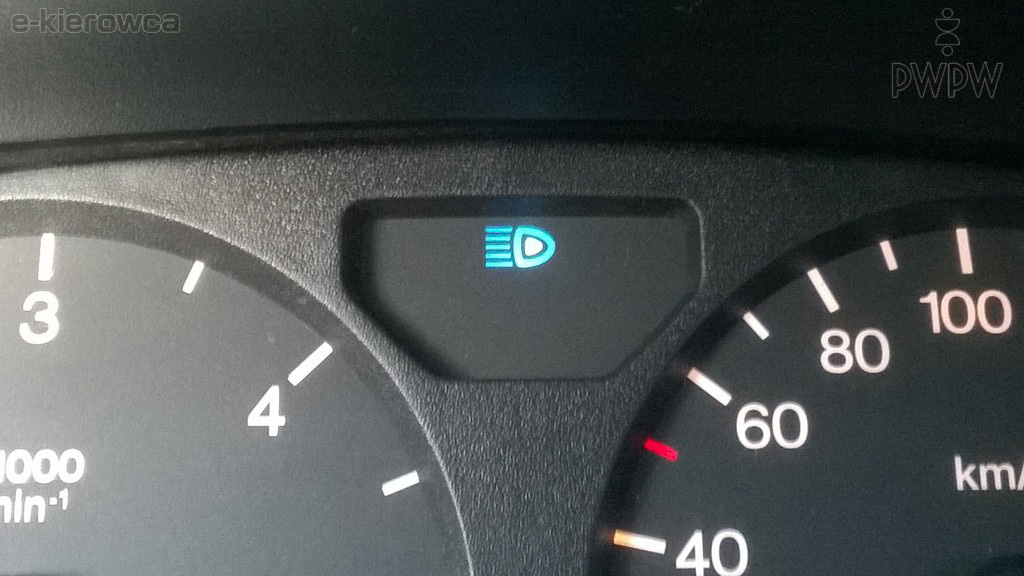 Die sichtbare blaue Kontrollleuchte informiert  darüber, dass folgendes Licht eingeschaltet ist: