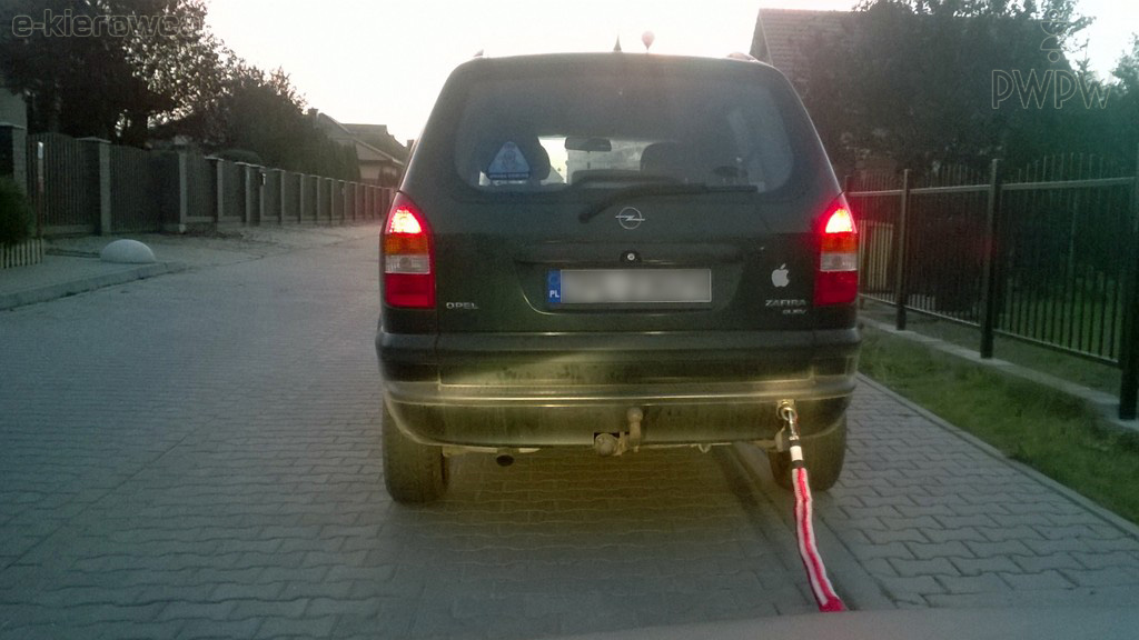 Darf man die Warnblinkanlage einschalten, wenn man ein geschlepptes Fahrzeug lenkt?