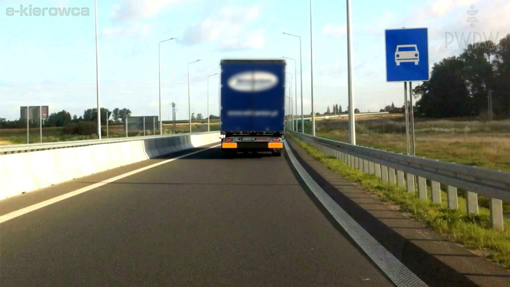 At what maximum speed are you allowed to drive on the road beyond this sign if you are driving a lorry of gross vehicle weight rating over 3.5 tons?