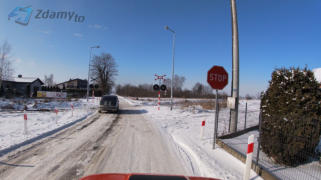 Are you obliged to stop your vehicle before the STOP sign when approaching a level crossing in the presented situation?