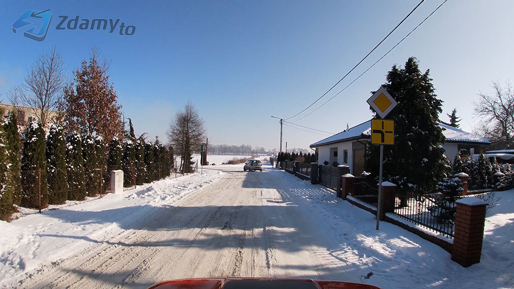 Soll man bei der Ankunft an eine Kreuzung mit einer Vorfahrtsstraße besonders vorsichtig sein?
