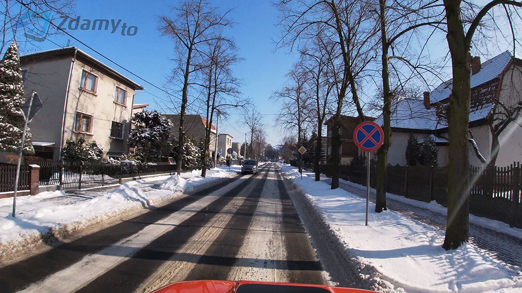 Soll man hinter diesem Zeichen Warnkblinklicht einschalten, um das Parken eines defekten Fahrzeugs zu signalisieren?