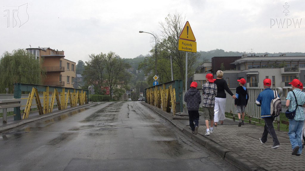 Soll man sich in dieser Situation von der rechten Fahrbahnkante entfernen?