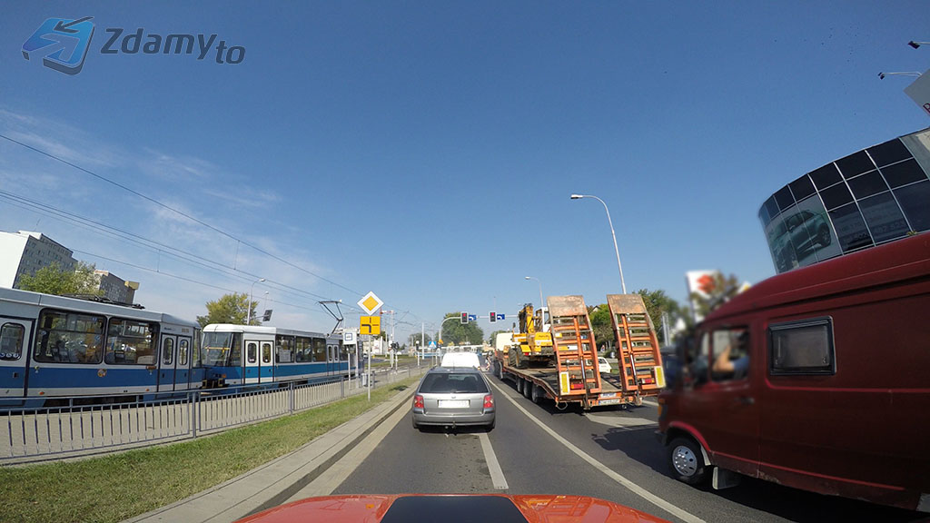 Welchen Abstand soll man in dieser Situation zum vorausfahrenden Fahrzeug einhalten?