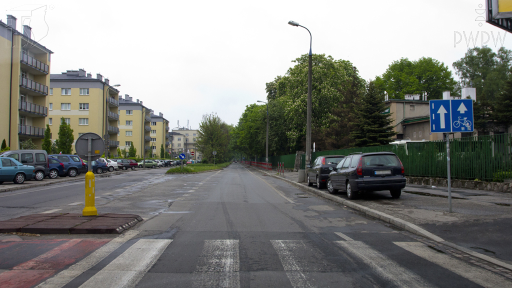 You intend to go straight ahead. Are you allowed to drive directly by the right edge of the roadway on the presented section of the road?