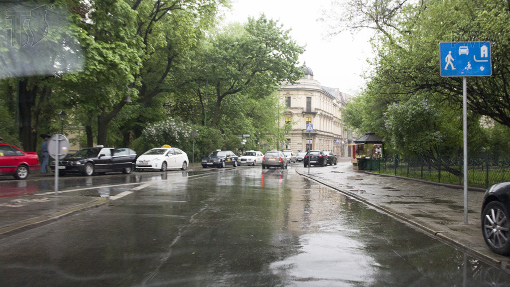Mit welcher zulässigen Geschwindigkeit darf man einen PKW auf der Straße hinter diesem Verkehrszeichen lenken?