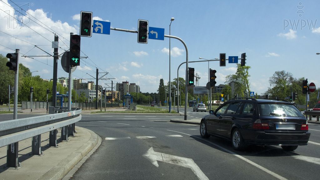 Are you allowed in this situation to make a U-turn at this intersection?