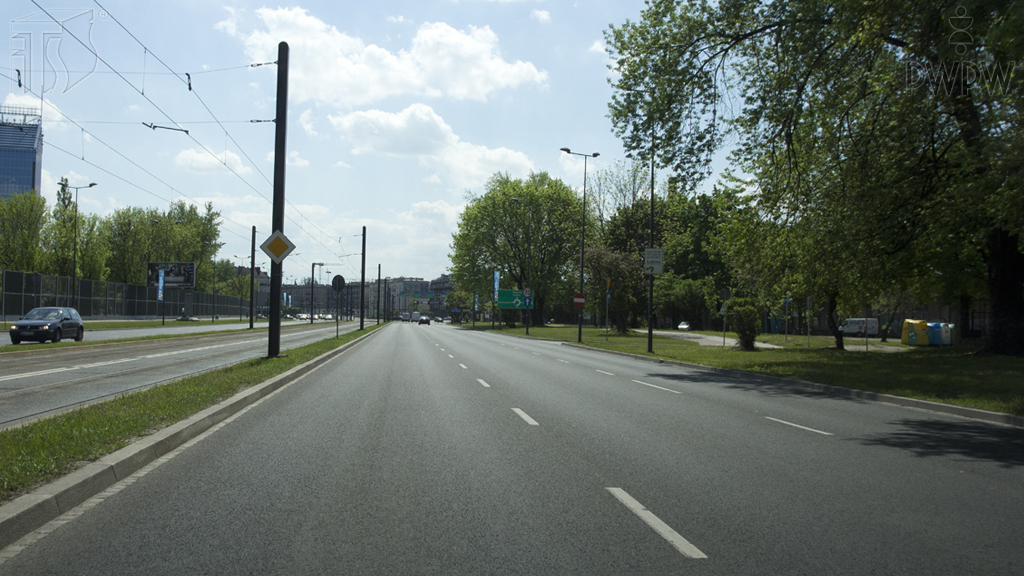 Sollen Sie in der gezeigten Situation linke Spur fahren, wenn alle Spuren zum Geradeausfahren frei sind?