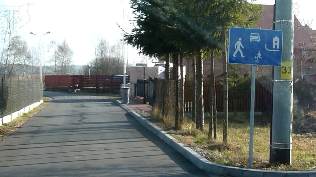 Mit welcher Höchstgeschwindigkeit dürfen Sie auf der Straße hinter diesem Verkehrszeichen ein Kraftrad fahren, wenn Sie ein fünfjähriges Kind befördern?