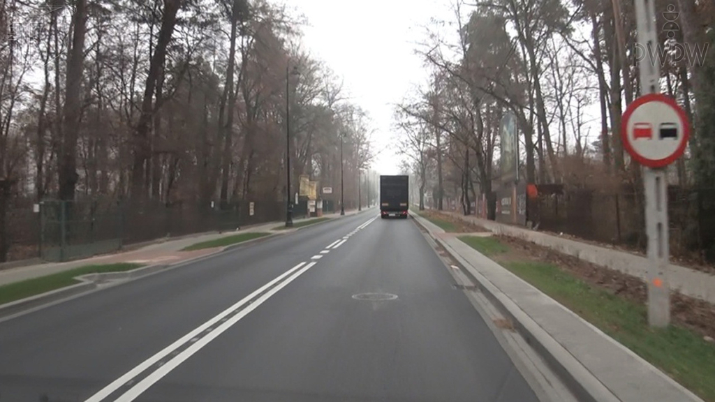 Welches von den genannten Fahrzeugen dürfen Sie überholen, wenn Sie ein leichtes vierrädriges Kraftfahrzeug auf einer Straße hinter diesem Zeichen fahren?