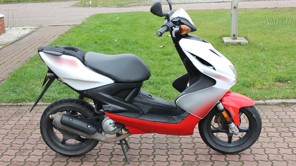 Welche von den genannten Rückstrahlern gehört zur Pflichtausrüstung des Mopeds?