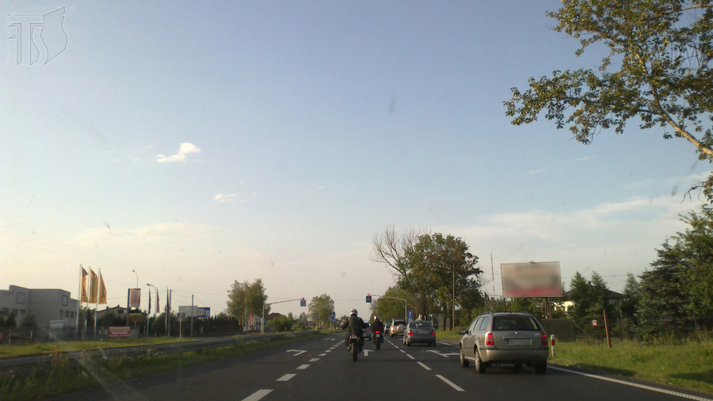 Welchen Abstand vom vorausfahrenden Fahrzeug sollen Sie einhalten, wenn Sie ein Kraftrad in geschlossener Ortschaft fahren?