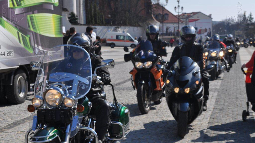 What's the minimum distance between moving motorcycle columns?