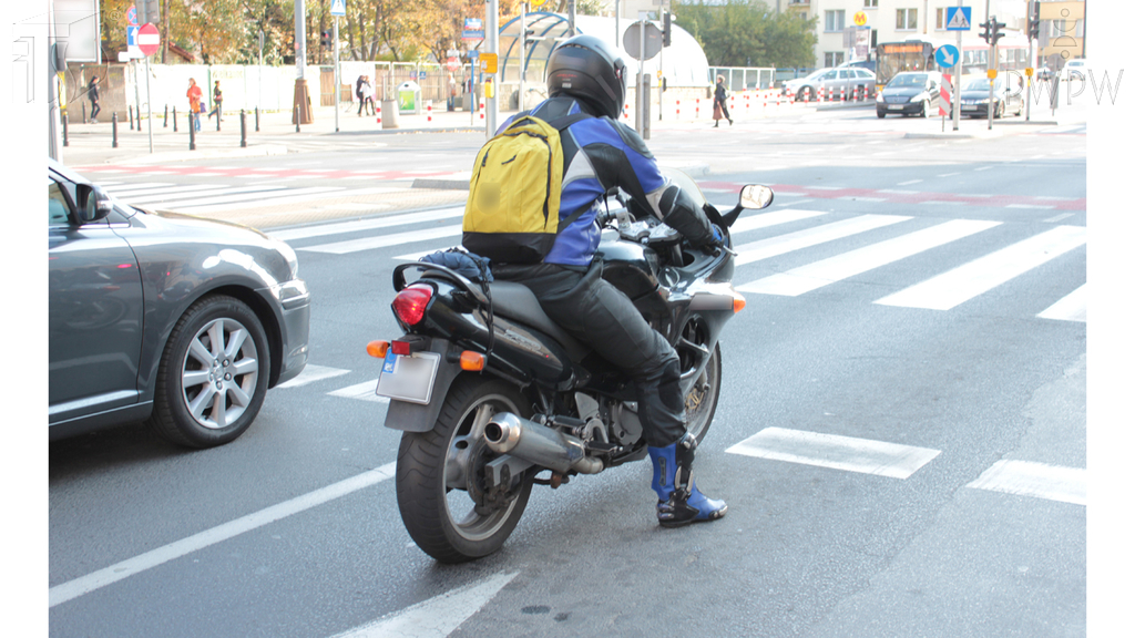 What should the position of the motorcycle be in order to achieve optimum effectiveness of braking?