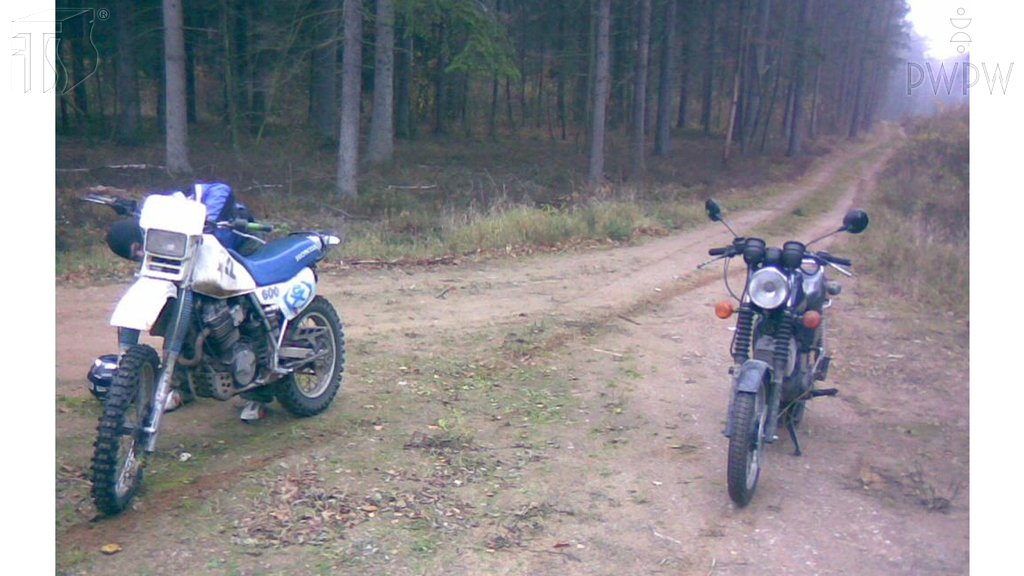 Wie sollen Sie auf einer Erdstraße das Kraftrad fahren?