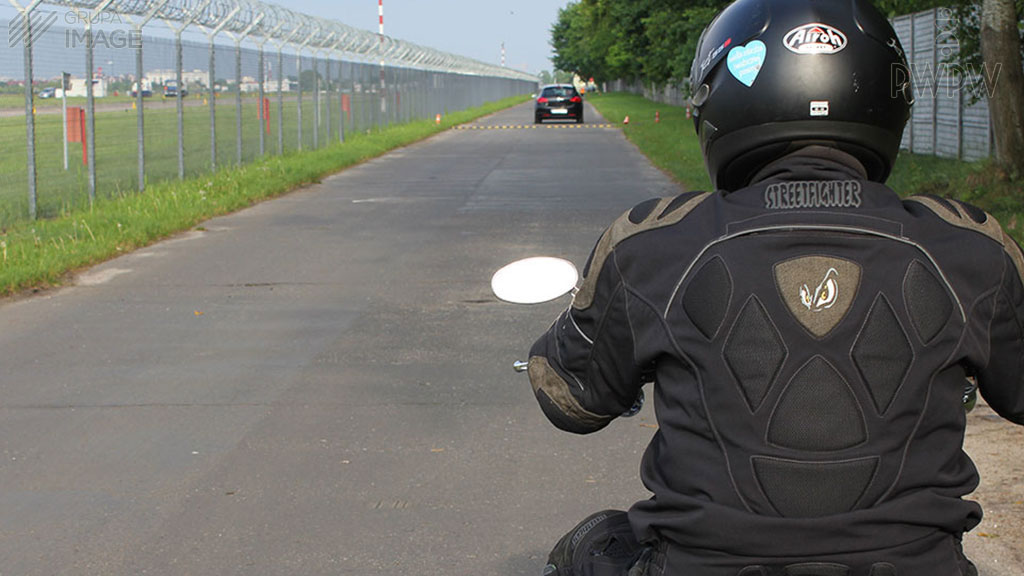 Durch welchen der hier genannten Faktoren kann Ihr Sichtfeld auf der Straße eingeschränkt werden, wenn Sie das Motorrad tagsüber fahren?