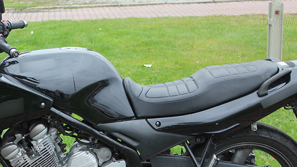 Wie werden Sie ein zehnjähriges Kind auf einem Motorrad mit Doppelsitzbank befördern?