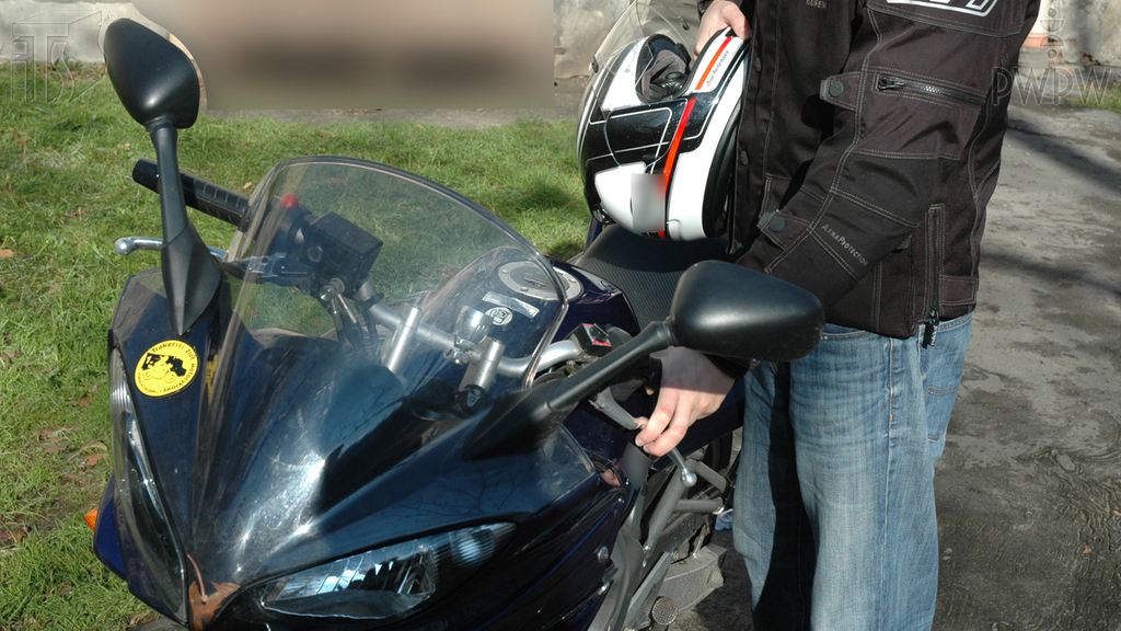 Dürfen Sie mit einem einspurigen Kraftrad einen Passagier befördern, der in einem Zustand nach dem Alkoholkonsum ist?