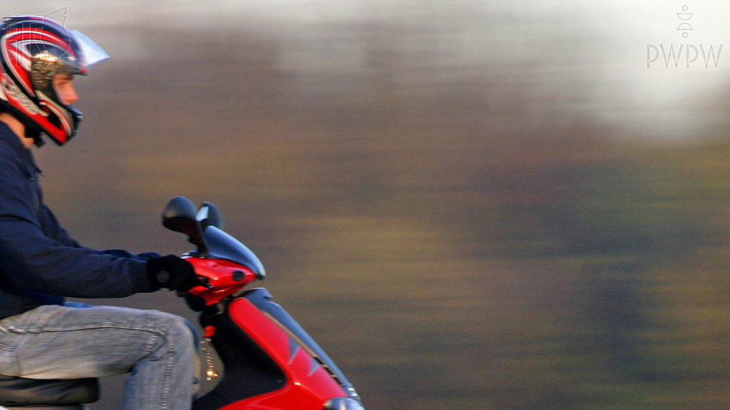 Welche von diesen Tätigkeiten darf der mit dem Moped transportierte Beifahrer ausführen?