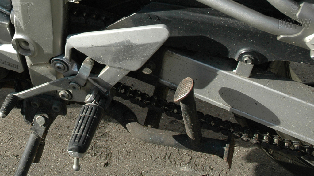 Wann ist die Spannung der Treibkette am Kraftrad einzustellen?