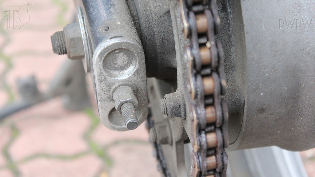 Woran kann es liegen, dass die Spannung der Treibkette des Motorrads öfters eingestellt werden muss?