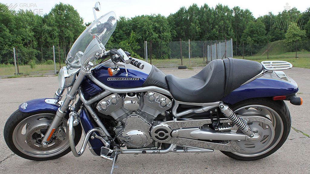 Welche der genannten Maßnahmen soll man vor jeder längeren Fahrt mit einem Motorrad durchführen?