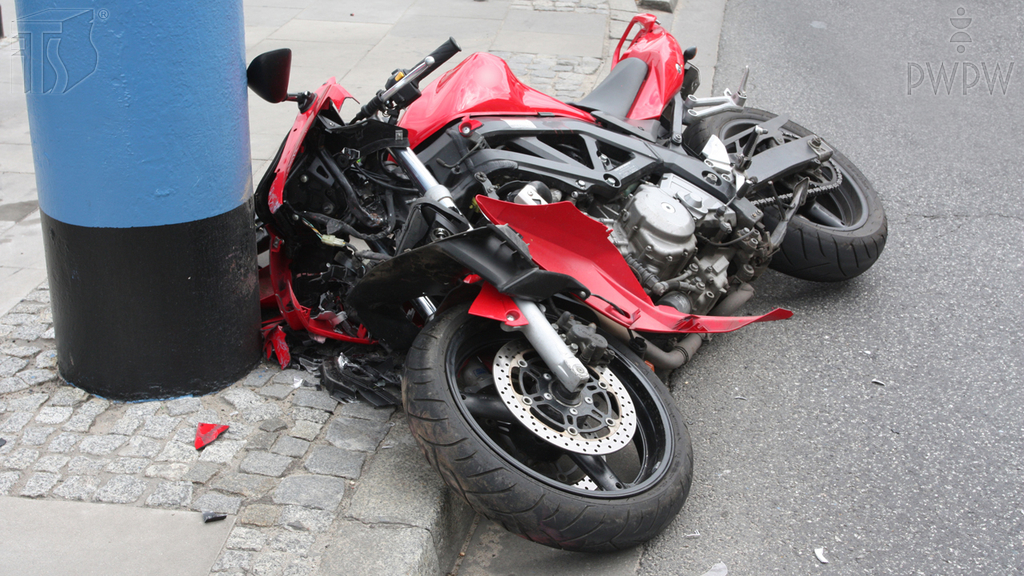 Wie sollen Sie sich verhalten, wenn nach einem Sturz vom Zweirad eine Kopfverletzung mit Austritt einer blutigen Flüssigkeit aus Nase oder Ohr erfolgt ist?