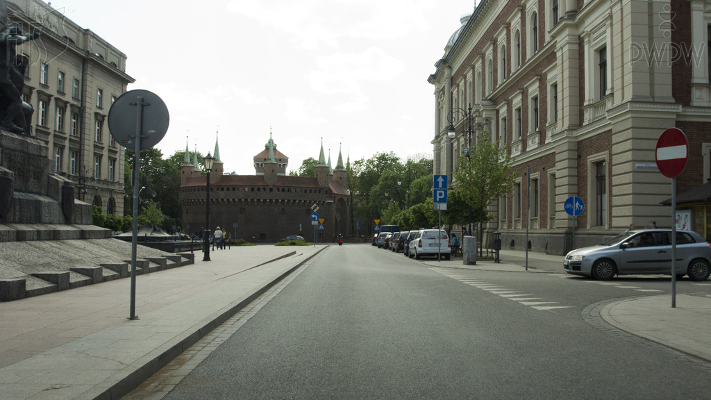 Are you allowed in this situation to turn right onto the presented road?