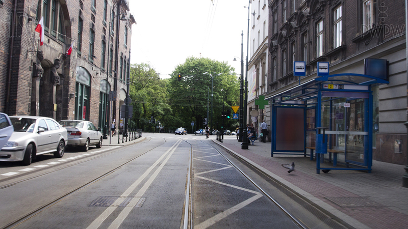 In this situation, are you permitted to stop your vehicle on the pavement within 3 metres of the visible bus shelter?